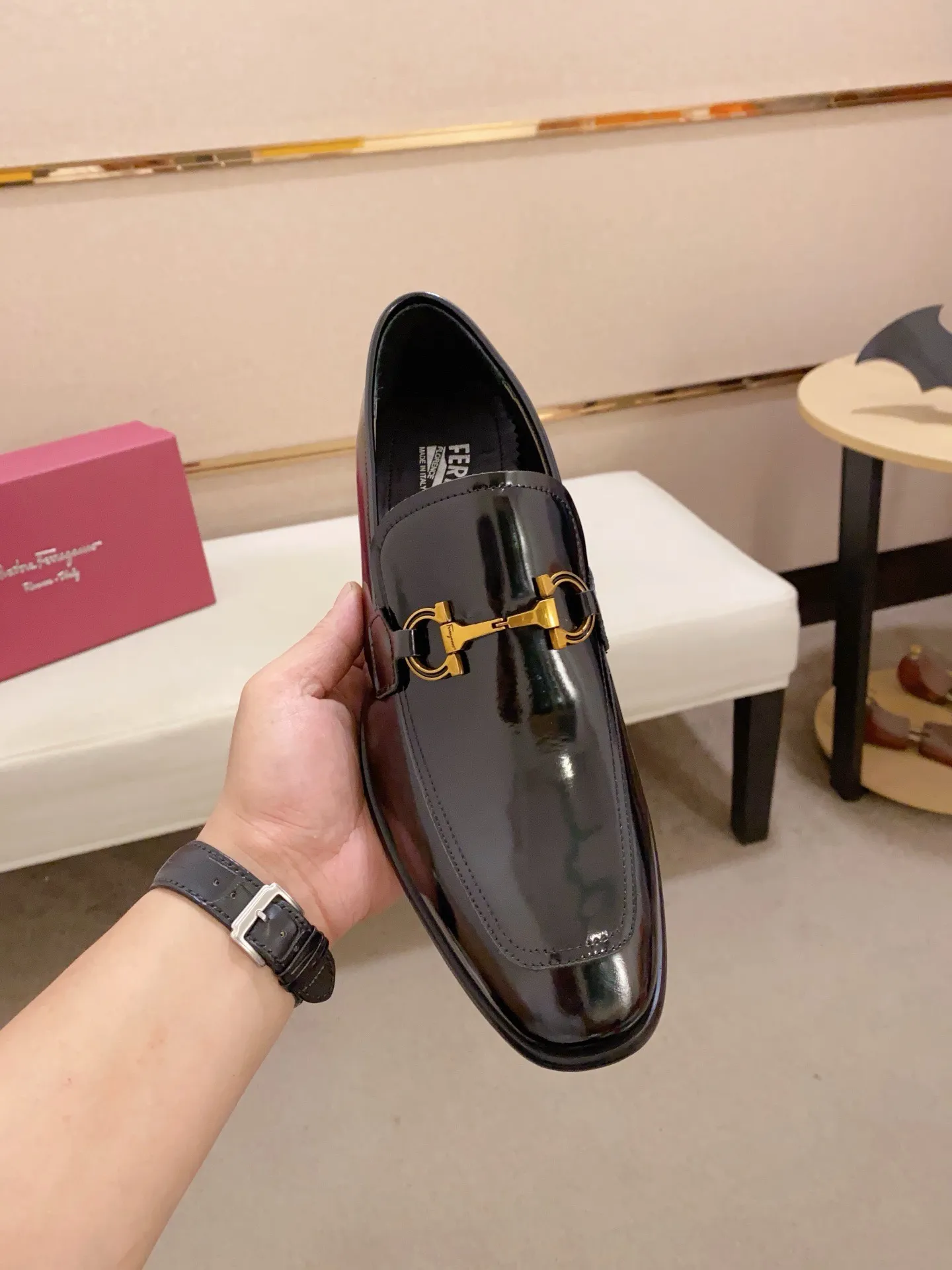 Men's shoes💰: 520💰 High version Ferragamo quality! 🆕🆕Exclusive hot-selling products in stock🔥🔥New products on the shelves, high-quality shoes, high-end driving shoes, with complete packaging! 💪 💪 Material: imported patented cowhide 🐂 + imported high-quality water-dyed cowhide lining + wear-resistant outsole 👍🏻👍🏻 Features: high-end and comfortable, purely handmade 🚀 🚀 Create the perfect shoes that suit you best 🔥 🔥 Size: (38-44) Can be customized 45 non-returnable!